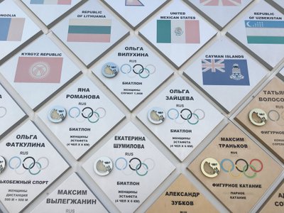 Sočio olimpiniame parke esančioje žaidynių prizininkų garbės lentoje tebesipuikuoja rusų, iš kurių vėliau buvo atimti medaliai, pavardės