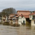 Prancūziją siaubia smarkūs vėjai ir liūtys: be elektros liko 60 tūkst. namų