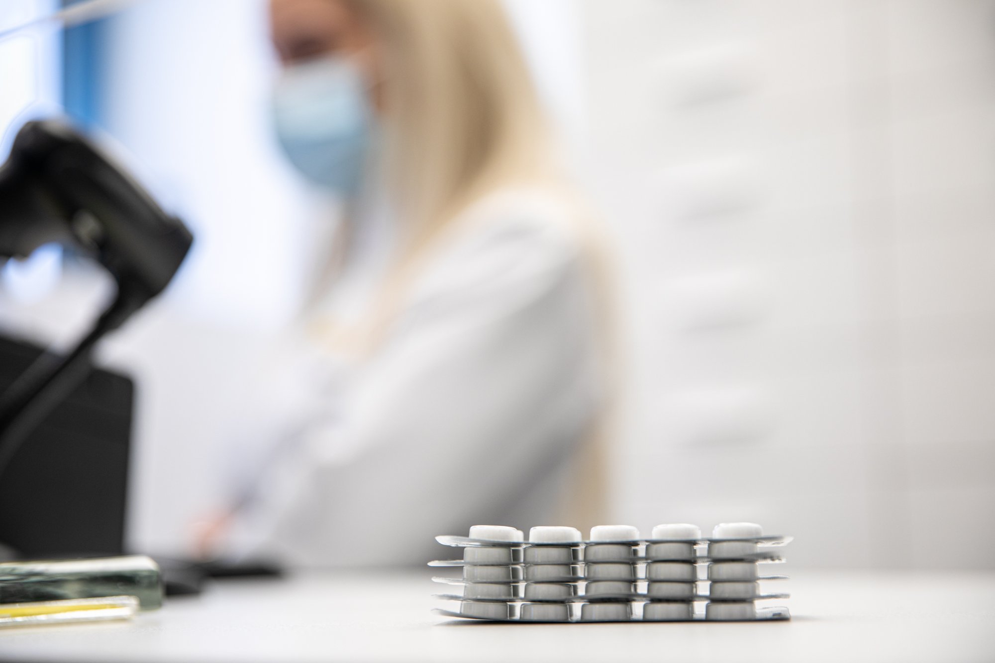 Głosowanie w Seimasie wywołało burzę: obietnice przeprowadzenia „pochówków w aptece”