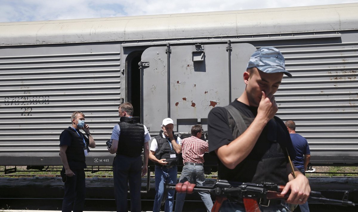 ESBO ekspertai tikrina traukinį, į kurį sukrauti numušto Malaizijos lėktuvo žuvusiųjų kūnai, Ukraina