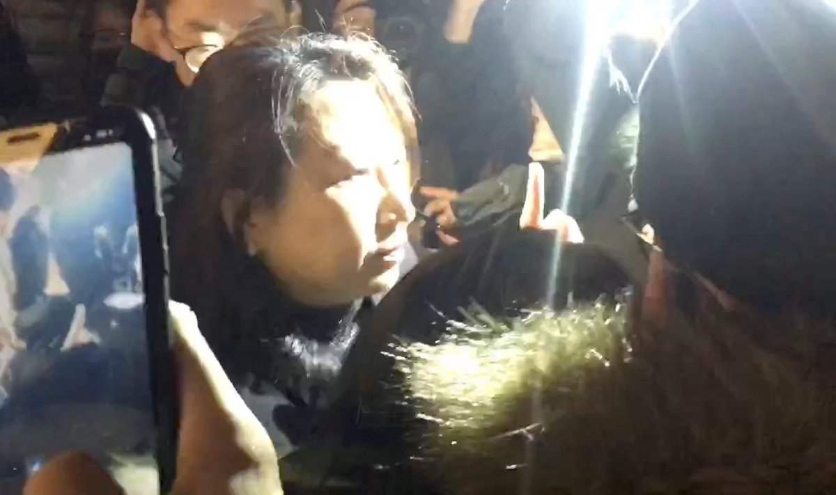 Teresa Cheng apsupta protestuotojų Londone