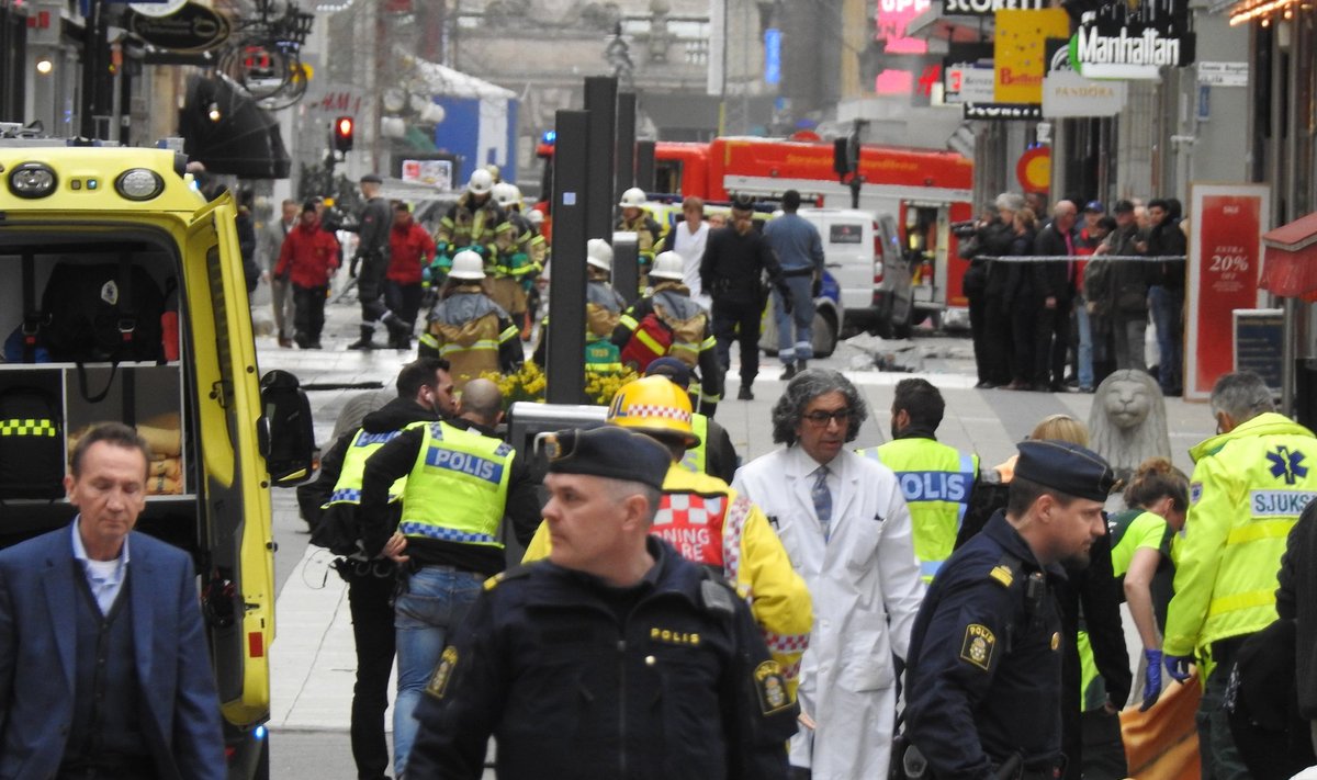 Išpuolis Stokholme: sunkvežimis įvažiavo į žmonių minią