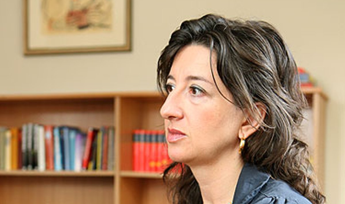 Anita Amirrezvani