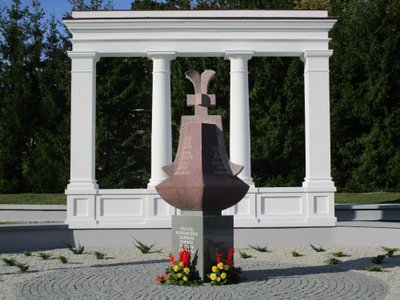 1992 m. atkurta portiko kolonada ir 2015 m. iškilęs paminklas Oginskių giminės atminimui