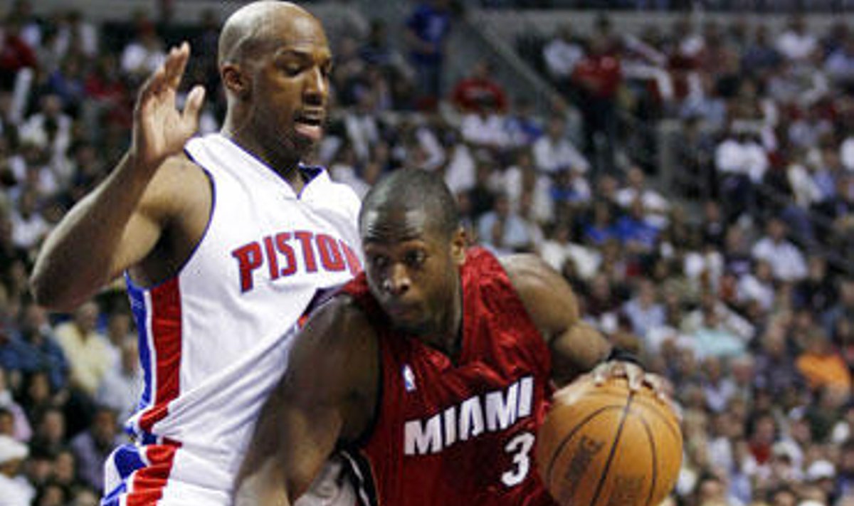 Dwyane'as Wade'as ("Heat") veržiasi pro Chauncey Billupsą ("Pistons")