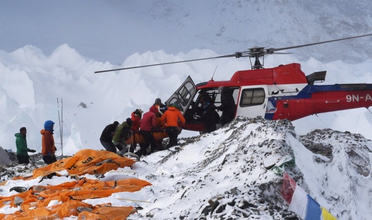 Sužeistieji nešami į sraigtasparnius po galingo žemės drebėjimo Nepale
