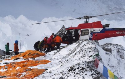 Sužeistieji nešami į sraigtasparnius po galingo žemės drebėjimo Nepale