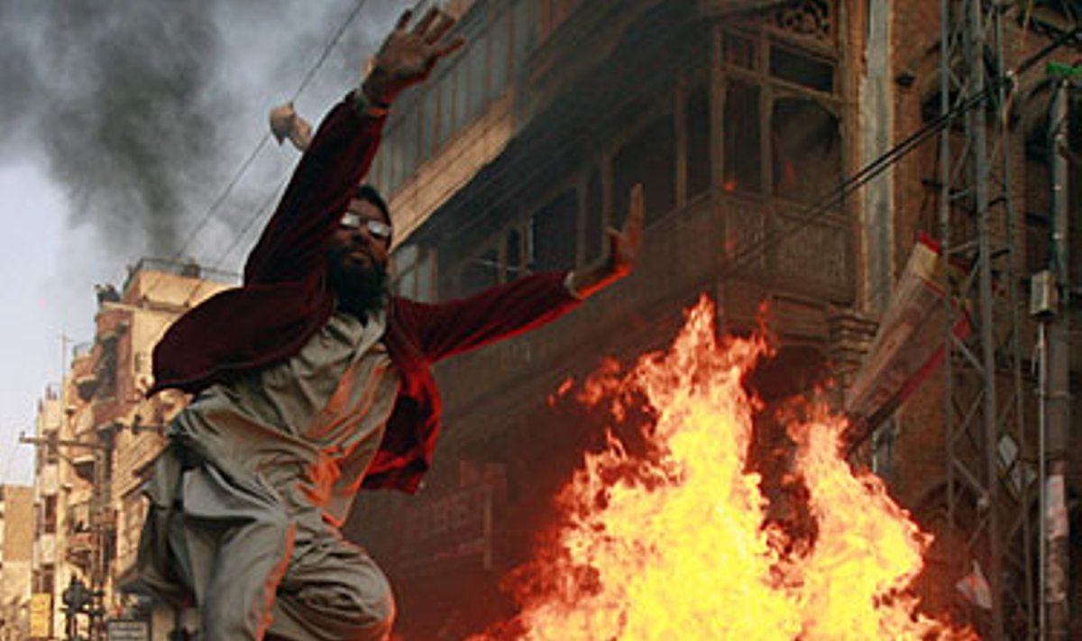 Nužudytos Pakistano opozicijos lyderės Benazir Bhutto rėmėjas šoka per laužą, kuris buvo uždegtas antivyriausybinio protesto Ravalpindžio mieste metu.