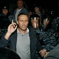 Навальный предложил послу Макфолу встретиться на станции метро
