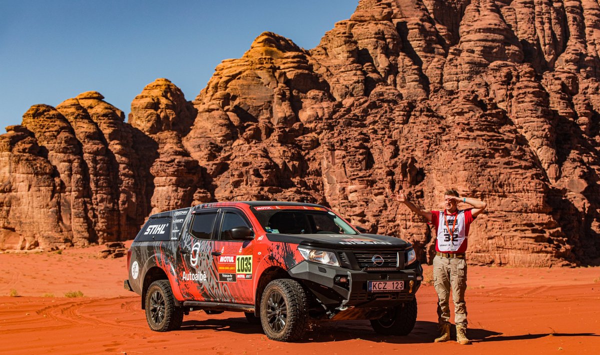 "iGo2Dakar" tris Dakarus įveikė su "Nissan Navara"