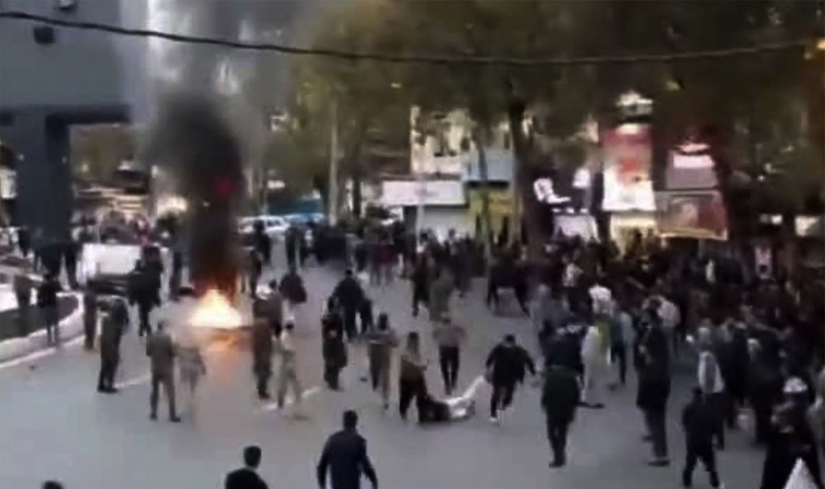 Iraną nusiaubė protestų banga