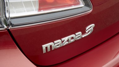 Новую Mazda3 застукали без камуфляжа в России