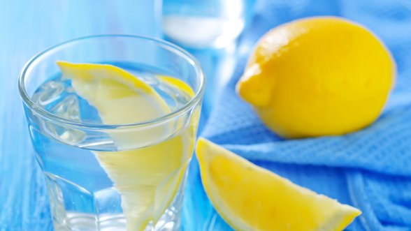 Ką specialistai mano apie organizmo detoksikaciją geriant vandenį su citrina