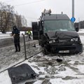В Вильнюсе из разбитого автомобиля водителя извлекали пожарные