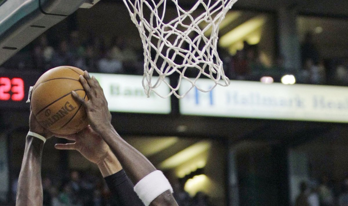 Žydrūnas Ilgauskas ("Heat")  stabdo Keviną Garnettą ("Celtics")