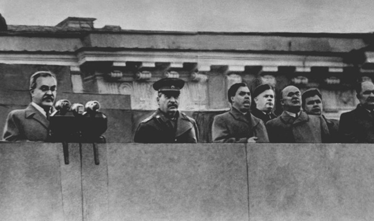 Sovietų veikėjo Michailo Kalinino laidotuvės 1946 m. Viačeslavas Molotovas (pirmas iš kairės), Josifas Stalinas (antras iš kairės), Lavrentijus Berija (trečias iš kairės).