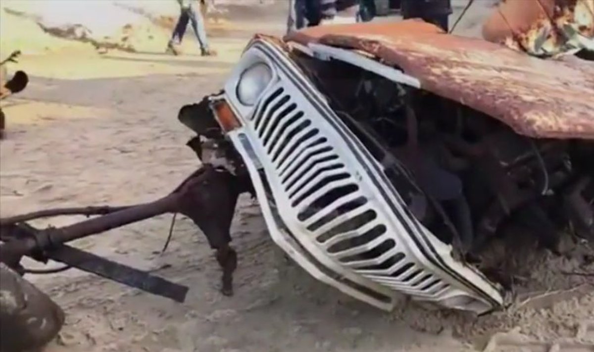 40 metų po smėliu prie jūros išbuvusį "Jeep Wagoneer" smarkiai paveikė drėgmė