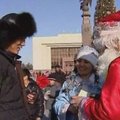 Kirgizijoje kelių policininkai persirengė Kalėdų seneliu ir Snieguole
