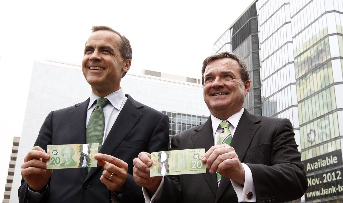 (Iš kairės): Kanados centrinio banko vadovas Markas Carney ir finansų ministras Jimas Flaherty pristato banknotus