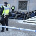 Švedijos policija turėjo sprukti nuo migrantų