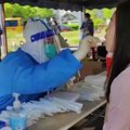 Naują koronaviruso bangą tramdanti Kinija: COVID-19 užsikrėtusieji yra išgabenami į specialius karantinavimosi centrus