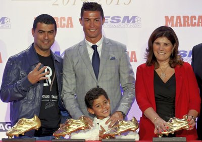 Cristiano Ronaldo su broliu Hugo, sūnumi Cristiano jaunesniuoju ir motina Dolores Aveiro