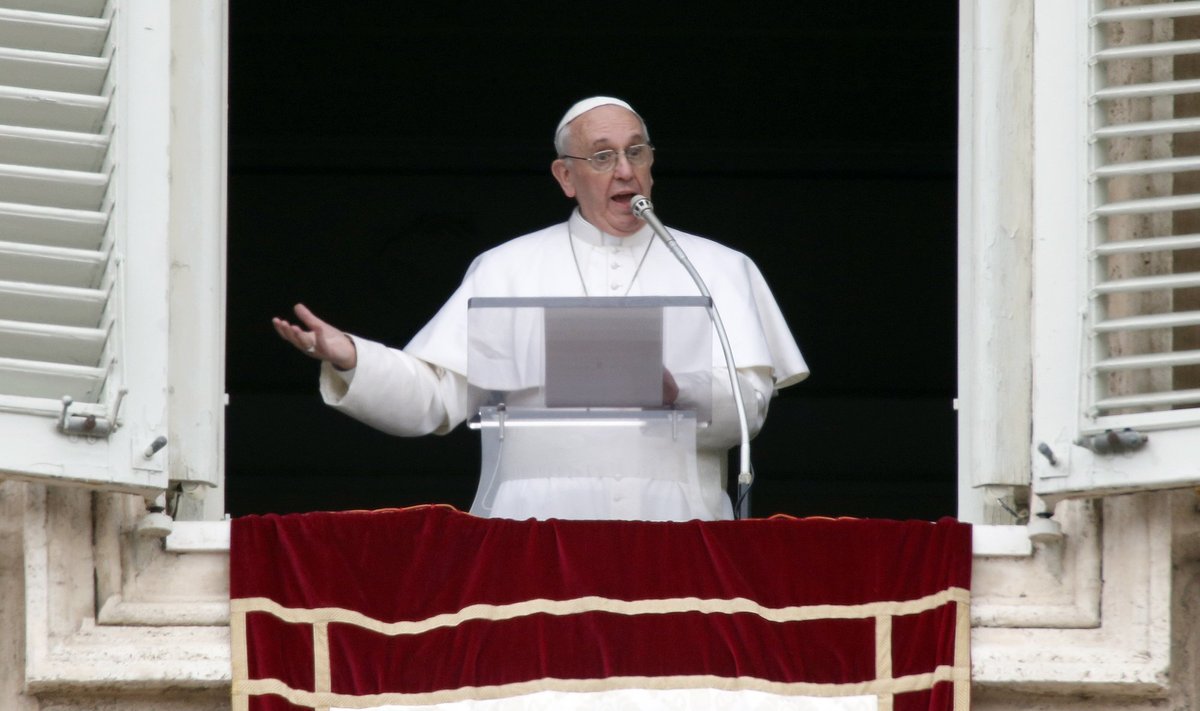 Popiežius Pranciškus sako homiliją