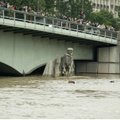 Paryžiuje kario statula po Almos tiltu tapo vandens lygio matuokle