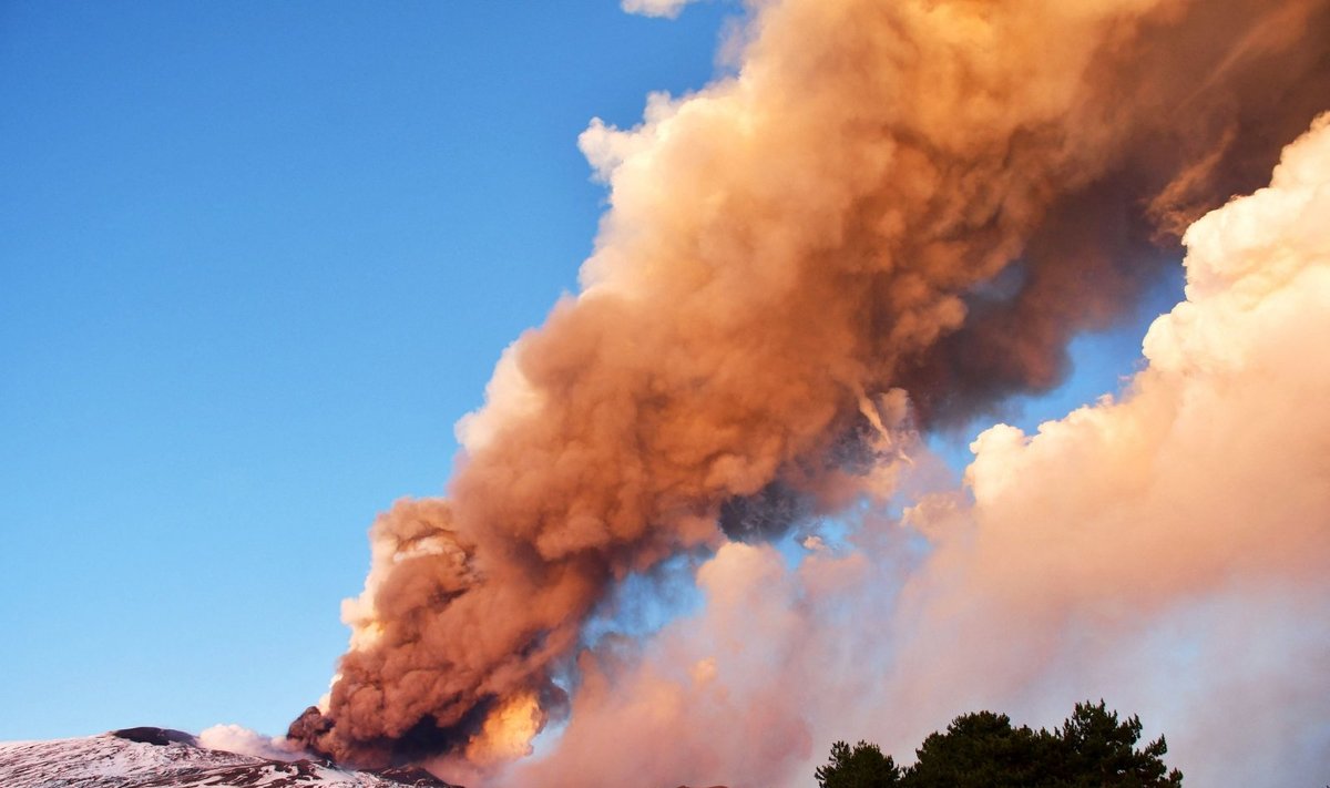 Etna per įspūdingą naują išsiveržimą spjaudė lavą, dūmus ir pelenus