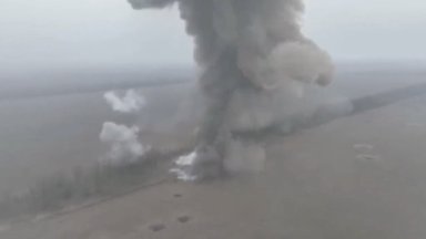 [Delfi trumpai] Ukrainiečiai sunaikino rusų amunicijos sandėlį (video)