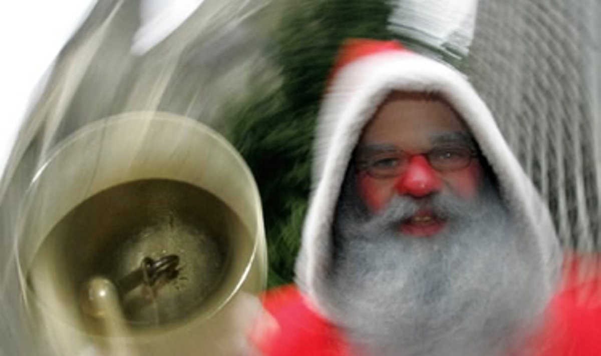 Vyriausiasis Vokietijos Kalėdų Senelis skambina varpeliu Berlyne, kur jau iškelta kalėdinė eglutė.