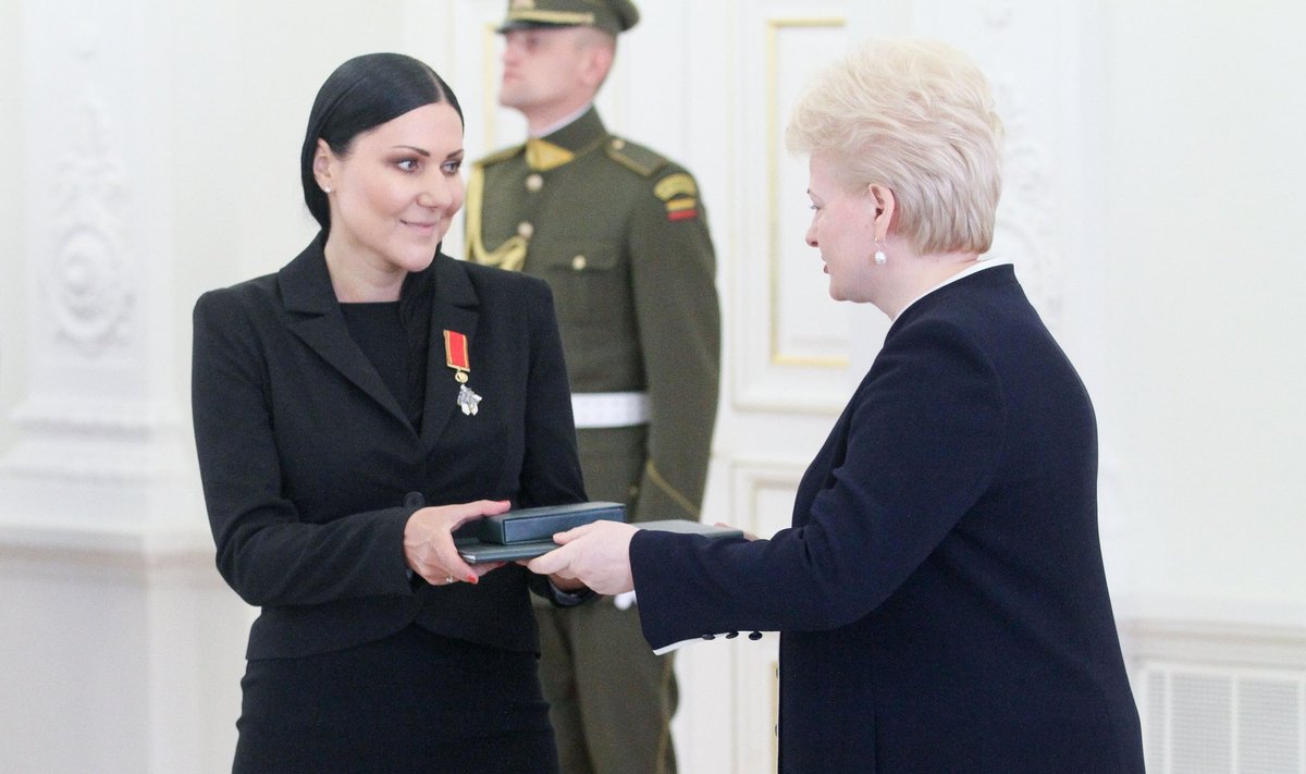 Valstybės apdovanojimai. A.Cholina ir D.Grybauskaitė