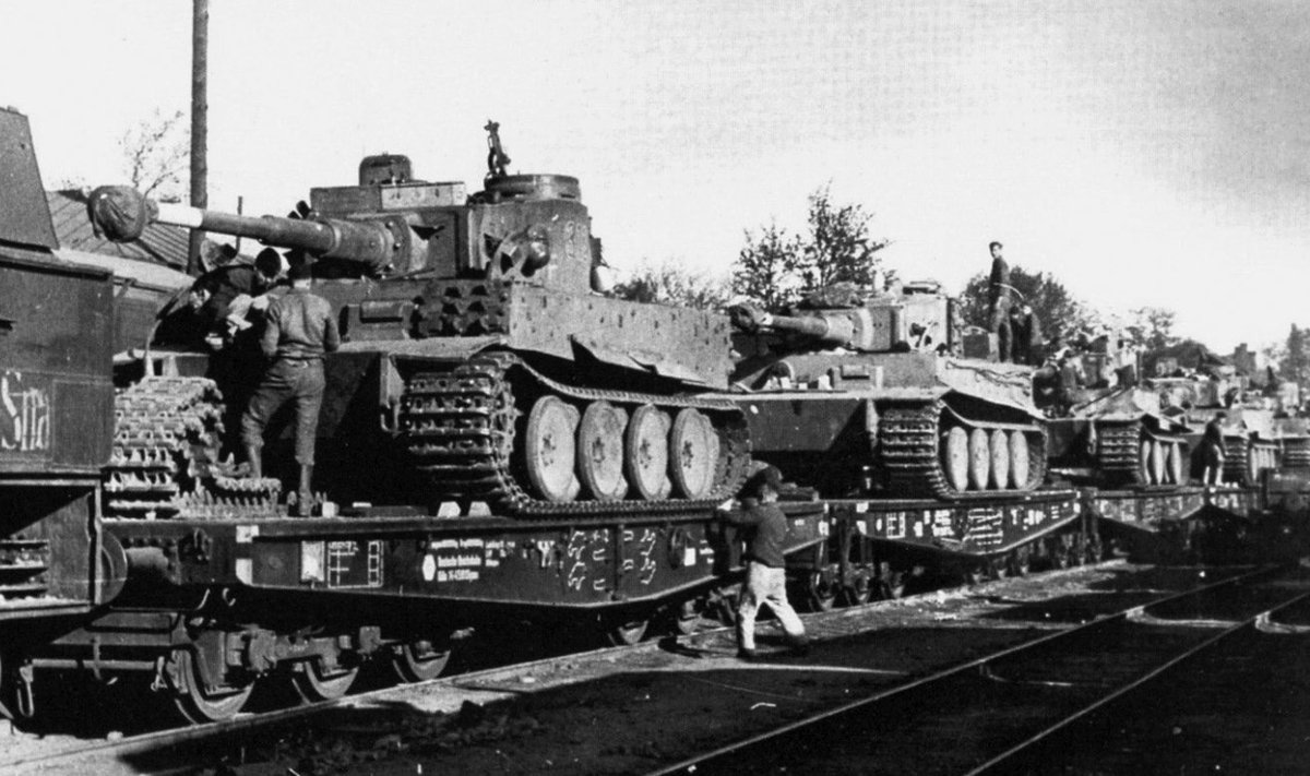 Į kovos veiksmų rajoną geležinkeliu gabenami nauji Vermachto tankai Pz VI „Tiger“