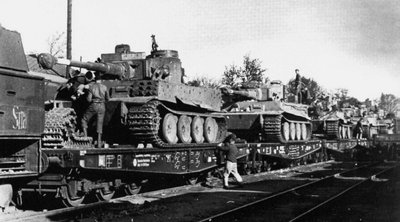 Į kovos veiksmų rajoną geležinkeliu gabenami nauji Vermachto tankai Pz VI „Tiger“