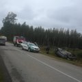 Siaubinga netektis: Radviliškio rajone iš virstančio automobilio iškrito ir žuvo 17-metė