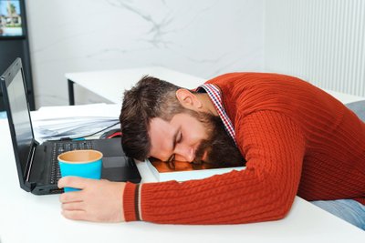 Kava, kofeinas ir miegas vienu metu gali suteikti stulbinantį budrumo efektą.