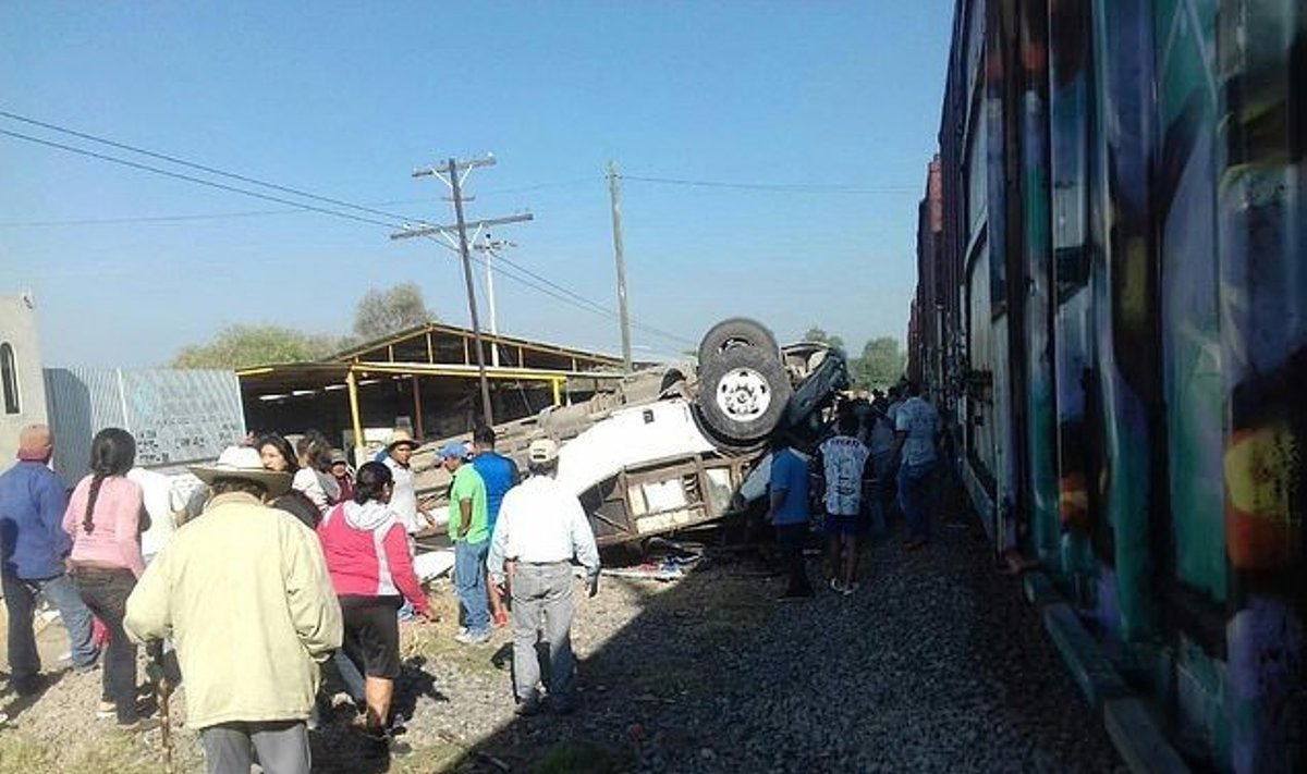 Meksikoje traukiniui įsirėžus į autobusą žuvo aštuoni žmonės