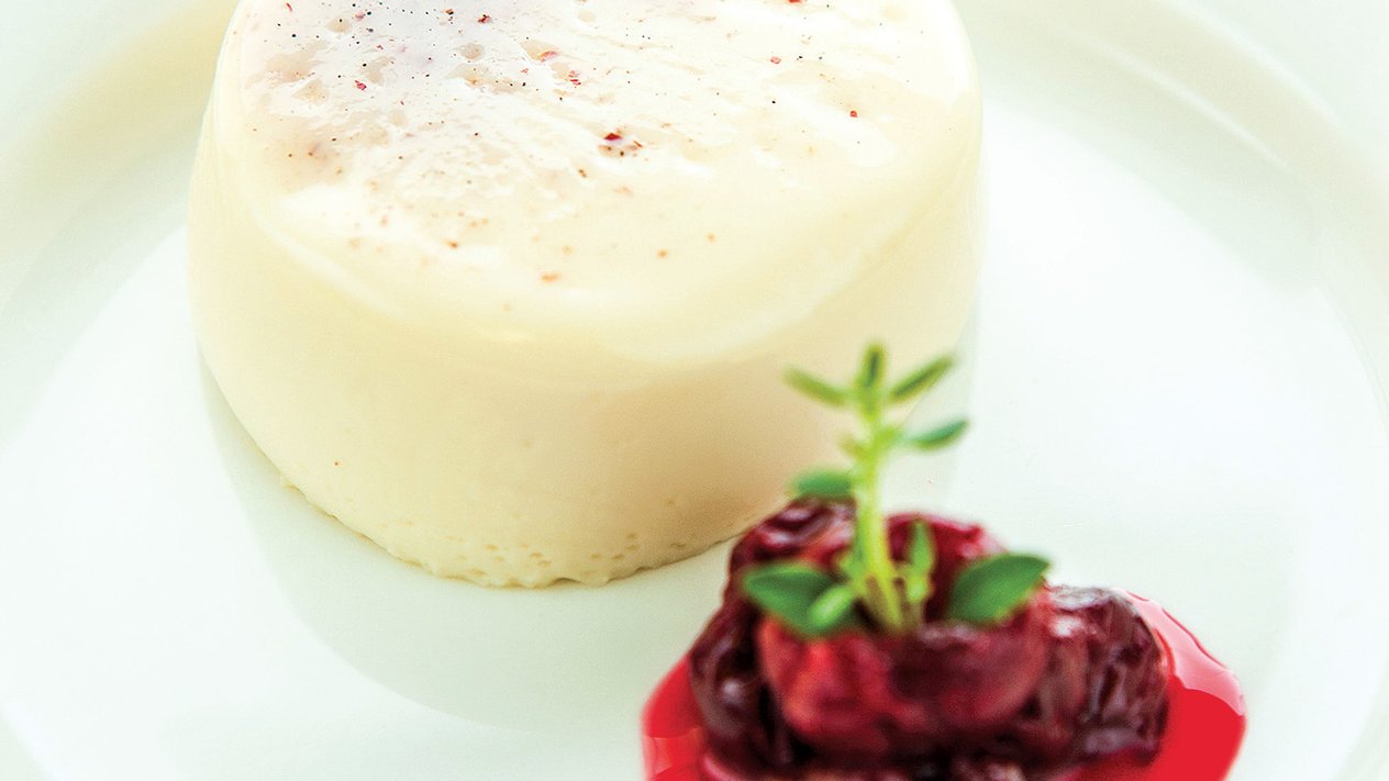 Panna cotta su vyšniomis ir rausvaisiais pipirais