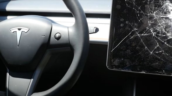 Kas nutiktų, jeigu sudaužytumėte „Tesla“ ekraną: ar automobilis galėtų važiuoti toliau?