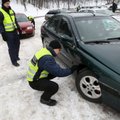 Policijos reidas: vidury žiemos kai kurie kauniečiai važinėja „plikomis“ padangomis