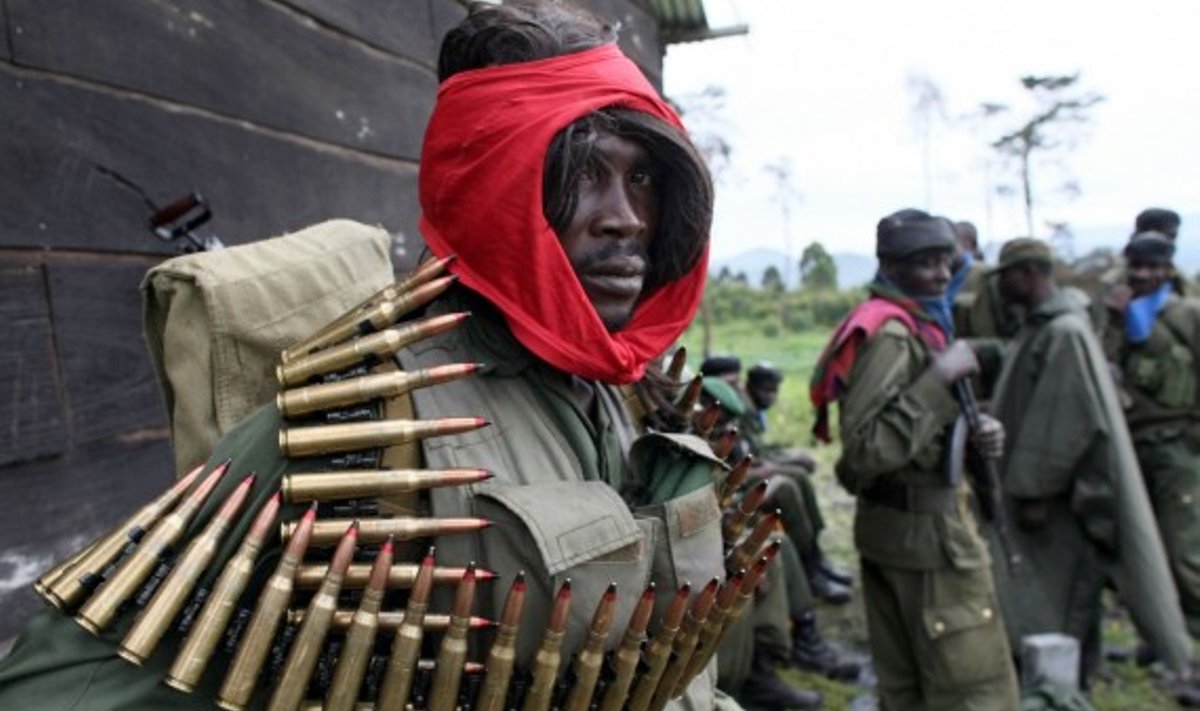 Ginkluotas Kongo kareivis netoli fronto linijos