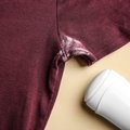 Kaip išvalyti iš drabužių baltas dėmes nuo antiperspirantų