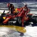 Chaotiškas lenktynes laimėjo L. Hamiltonas, abu „Ferrari“ iškrito jau starte