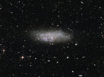 Naujausioje Jameso Webbo kosminio teleskopo nuotraukoje įamžinta iki šiol geriausios raiškos ir detalumo WLM galaktiko dalį. NASA/ESA nuotr.