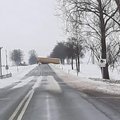 Kelyje Šiauliai–Joniškis nuslydęs vilkikas užblokavo abi eismo juostas