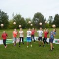 Treneris vaikams suorganizavo kamuolio žongliravimo konkursą