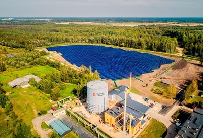 Salapspilio šilumos tinkluose veikianti didelio galingumo saulės šiluminė stotis  (gamyba 12000 MWh:metus) su 3 MW galios biokatilu (www.filter.eu nuotr.)