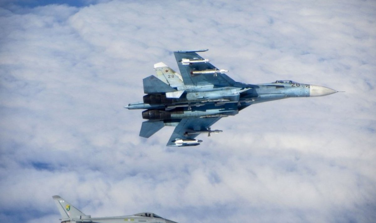 Rusijos naikintuvas Su-27 ir Britų RAF naikintuvas Typhoon