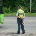 Pamatę policininką lietuviai puola stabdyti ir signalizuoja perspėdami kitus