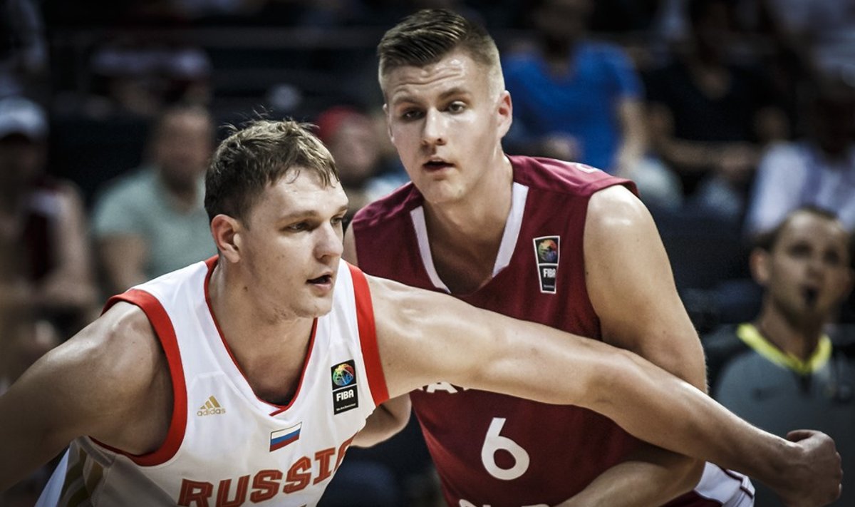 Timofejus Mozgovas ir Kristapas Porzingis (FIBA nuotr.)